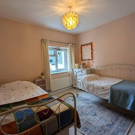 Cottage In The Heart Of Frome Bagian luar foto