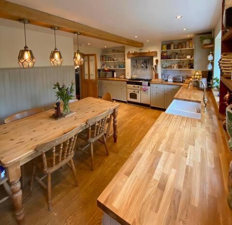 Cottage In The Heart Of Frome Bagian luar foto