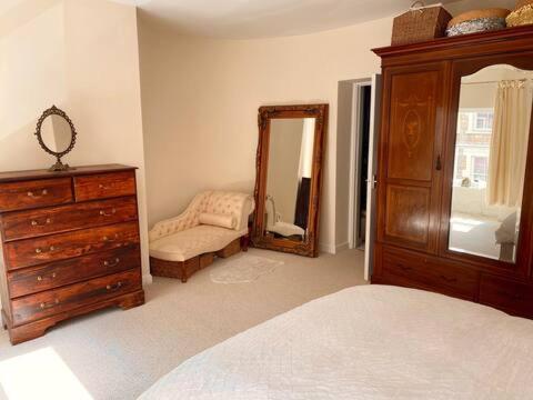 Cottage In The Heart Of Frome Bagian luar foto