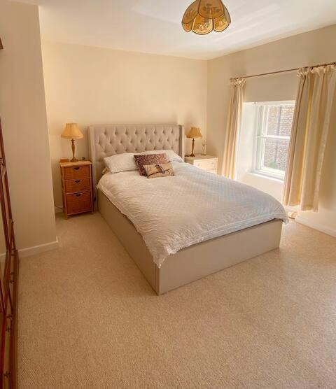 Cottage In The Heart Of Frome Bagian luar foto