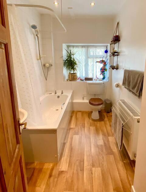 Cottage In The Heart Of Frome Bagian luar foto